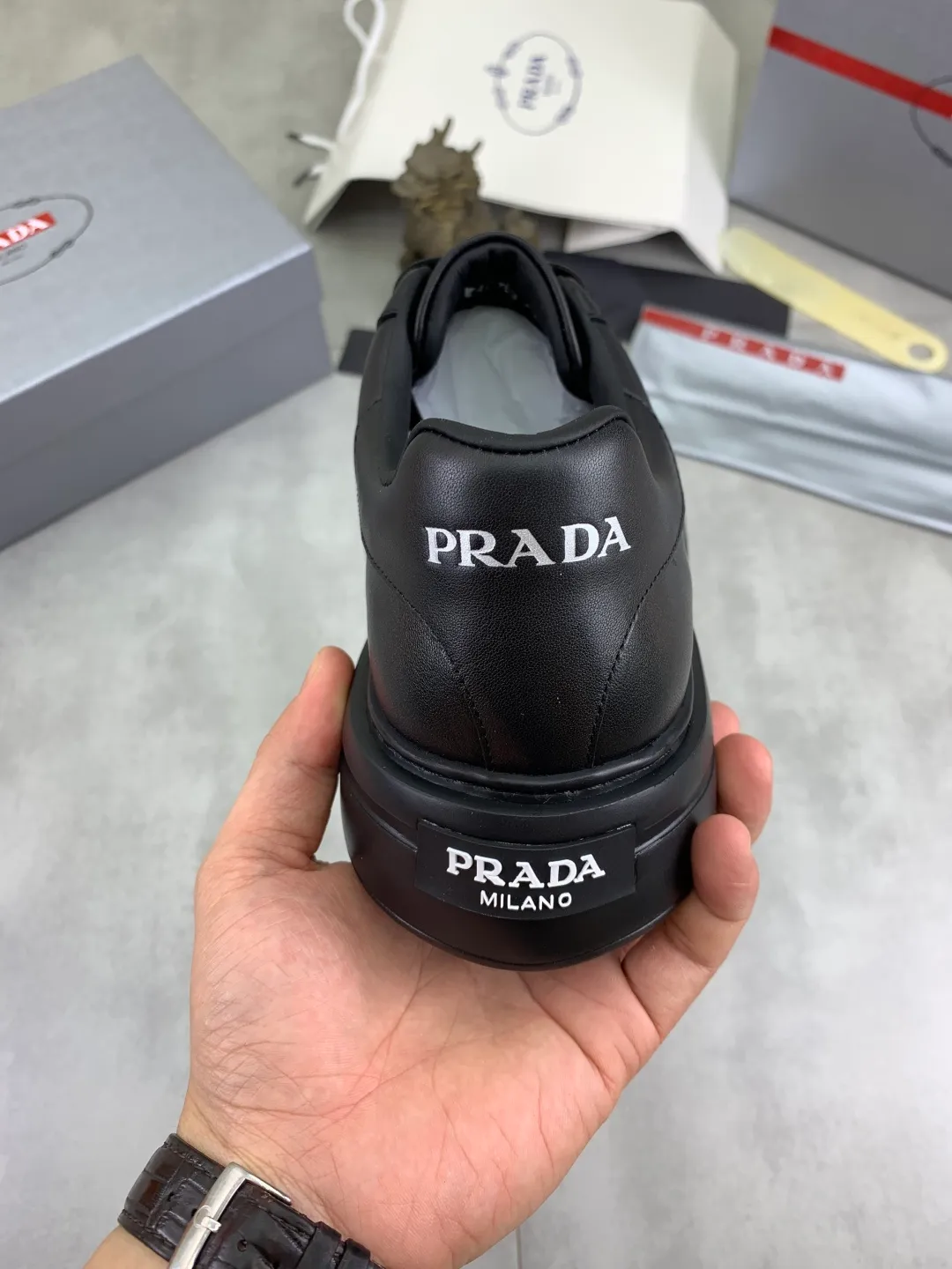 Men's shoes 💰P560💰[New style] popular models are on the official website, 🆘 Trendy brand (Prada) mainly promotes popular models, avant-garde and versatile fashion men's shoes private version mold opening, cowhide surface splicing 1:1.. Fashionable and simple, original imported cowhide lining cowhide feet; the atmosphere and personality are more fashionable, eye-catching and pursuing class. It will subvert the old idea and be a must-have for fashionistas with you! Must keep it for yourself! Tall and comfortable, large and low, high-end quality workmanship. Number of yards: 38-45 4️⃣optional.